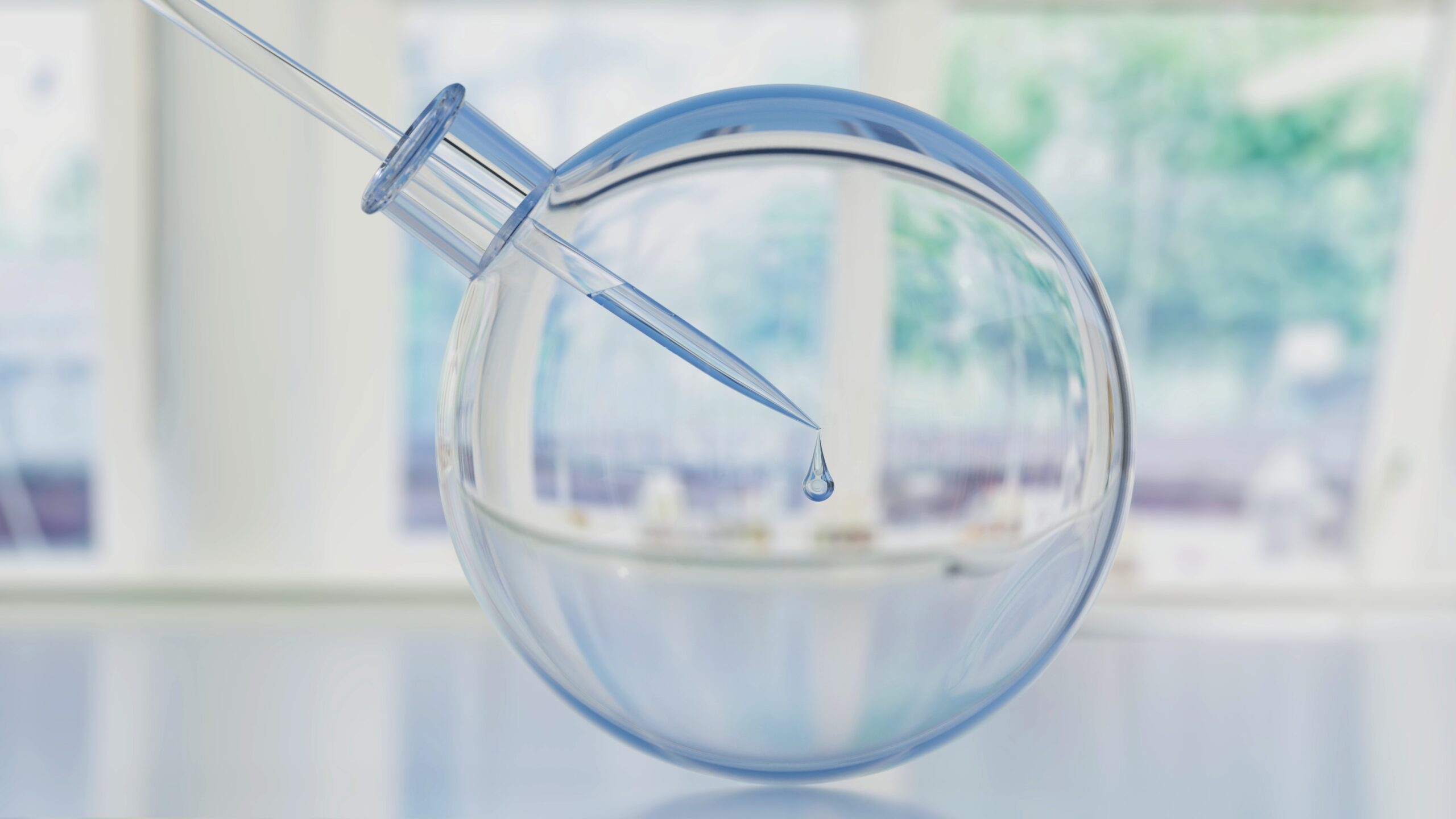 Glaskugel, in der eine Spritze Wasser einfüllt. Symbolisch für die Ergebnisse des MEHQ
